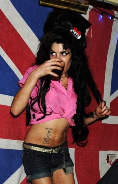 Amy Winehouse bebiendo vino