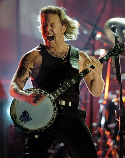 James Hetfield tocando un banjo