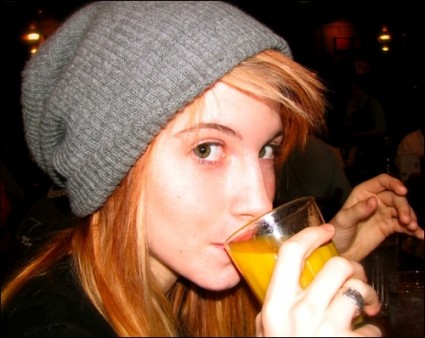 Hayley Williams bebiendo un zumo
