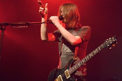 Steven Wilson con la mano en forma de pistola