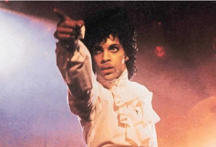 Prince señalando al público