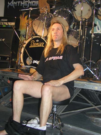 Nicko McBrain, batería de Iron Maiden, con los pantalones bajados