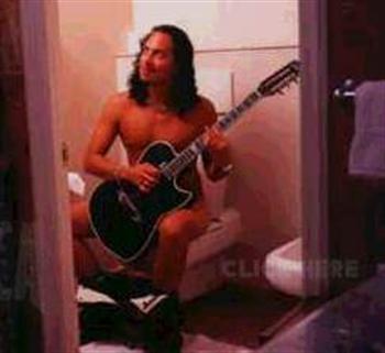 Kirk Hammett en el baño