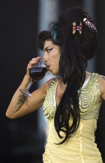 Amy Winehouse en medio de una actuación